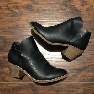 Universal Thread booties